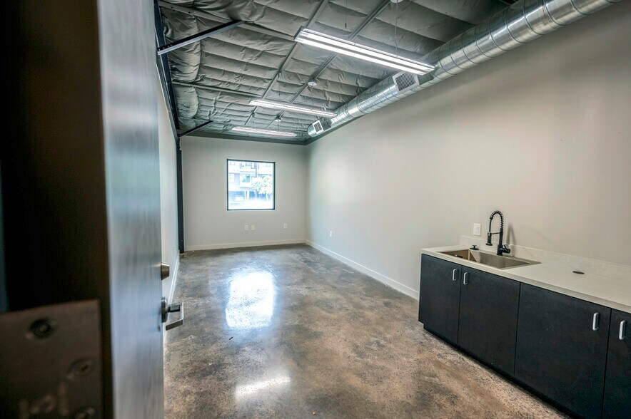 More Photos Of 535 W 20th St, Houston Coworking Space