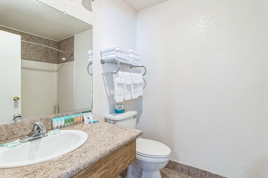 More Photos Of 5180 Jones St, Mariposa Hotel For Sale