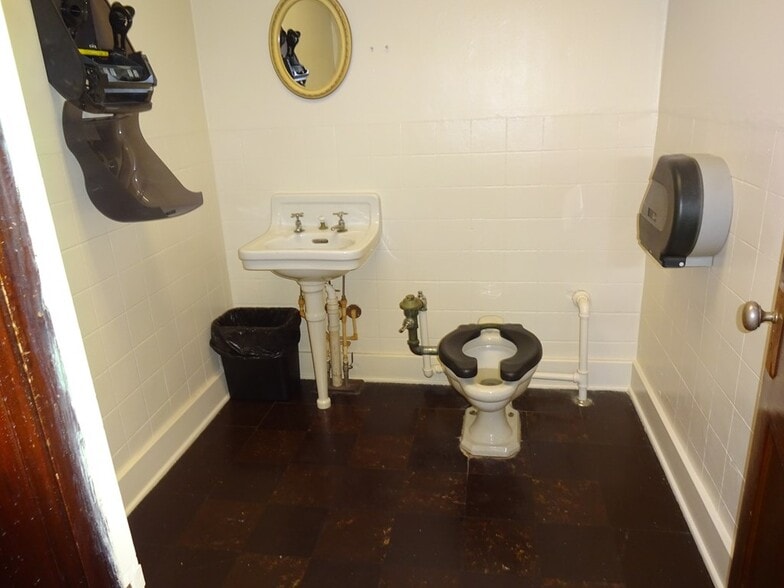 More Photos Of 201 N Penn Ave, Independence Office For Sale