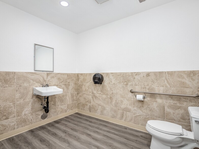 More Photos Of 2632-2640 N Blackstone Ave, Fresno Office Residential For Lease