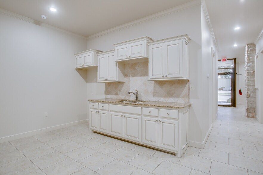 More Photos Of 5760 40th St, Lubbock Office For Lease