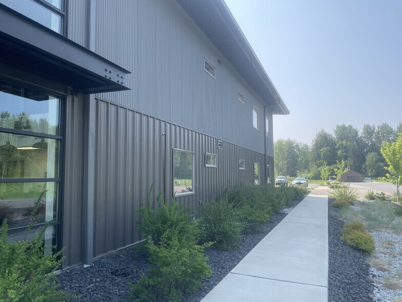 More Photos Of 850 Hawthorne Ave, Ponderay Manufacturing For Lease