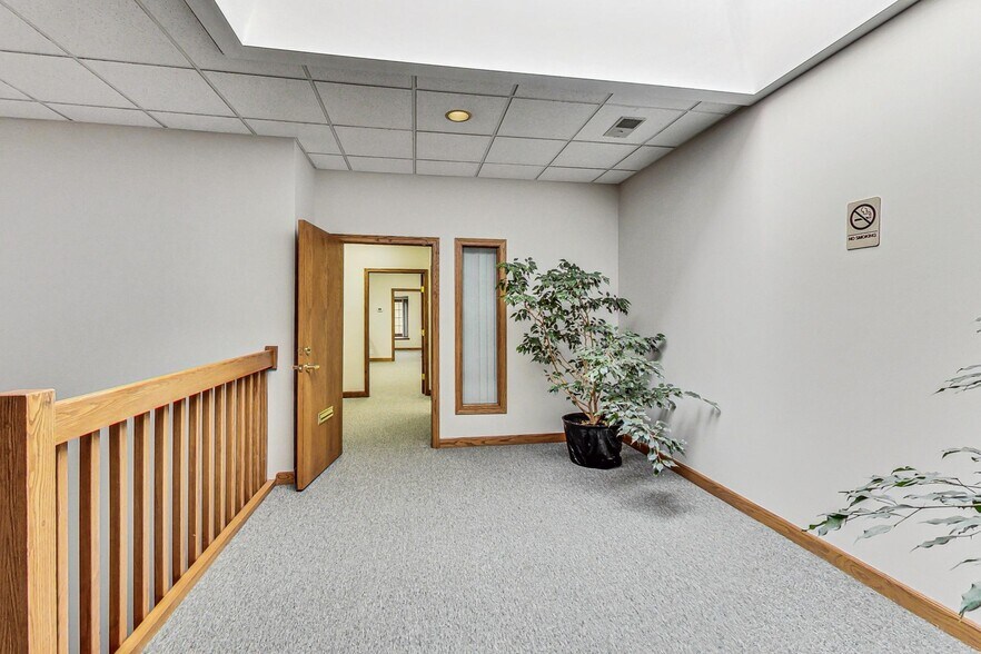 More Photos Of 28085 N Ashley Cir, Libertyville Medical For Lease