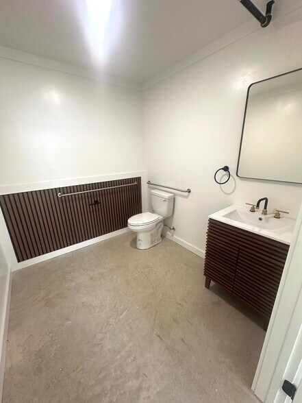 More Photos Of 190 Ninety Four Ln, Taylor Light Manufacturing For Sale