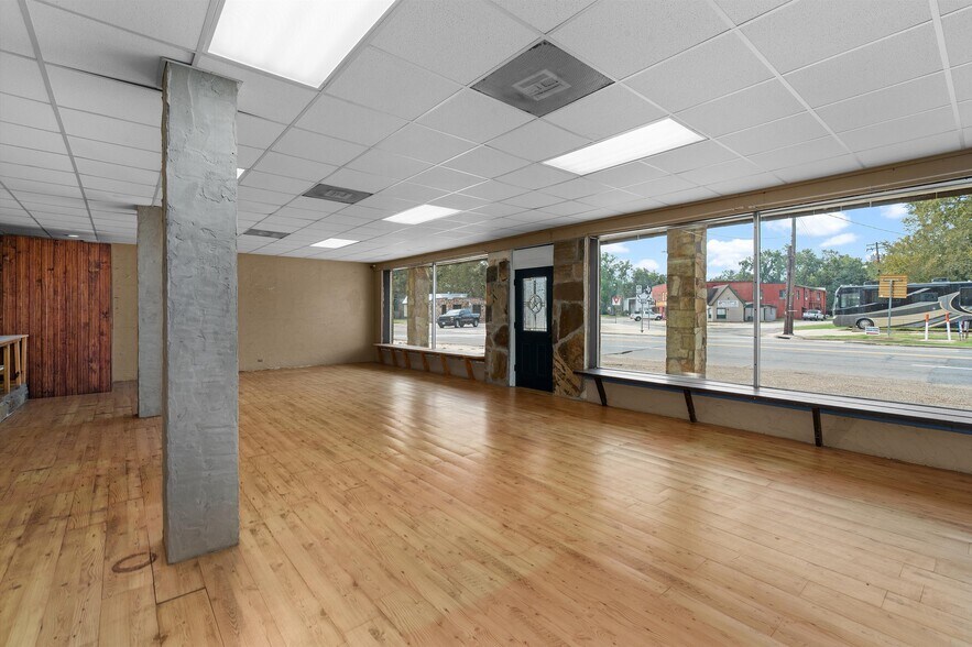 More Photos Of 605 E Broadway St, Jefferson General Retail For Sale