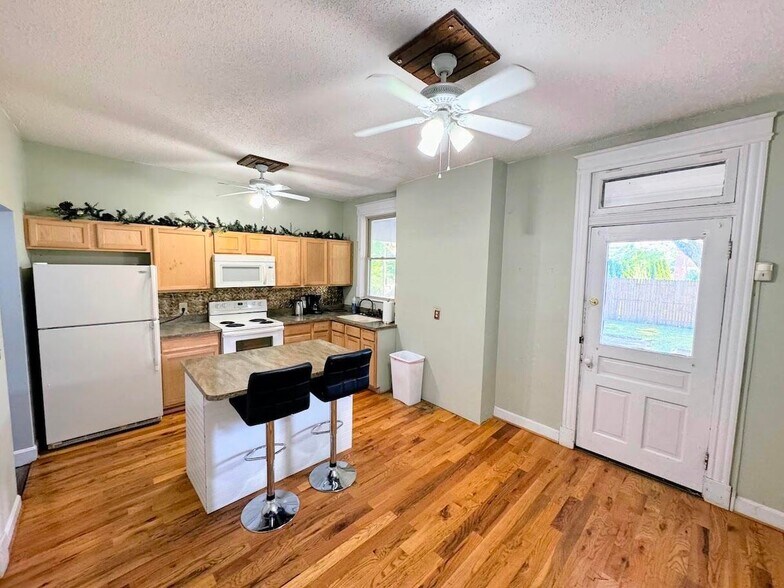 More Photos Of 201 Linden Ave, Newport Office Residential For Sale