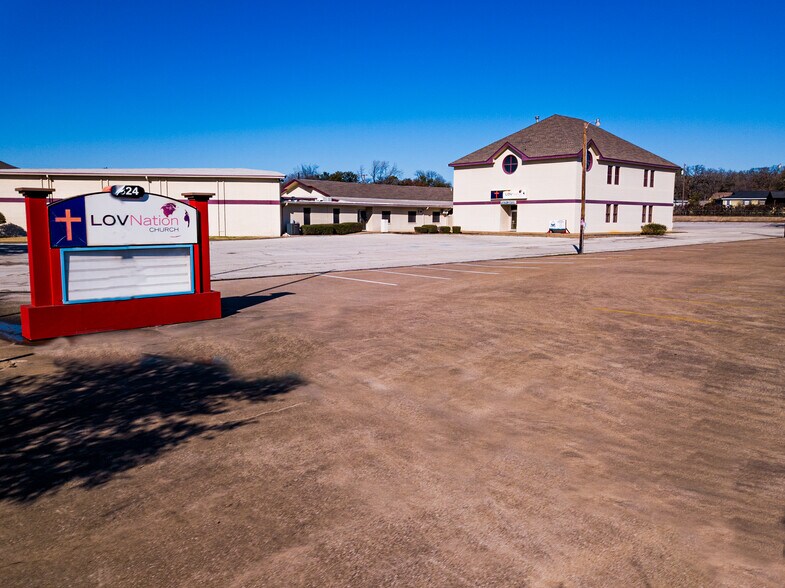 More Photos Of 824 W Pipeline Rd, Hurst Religious Facility For Sale