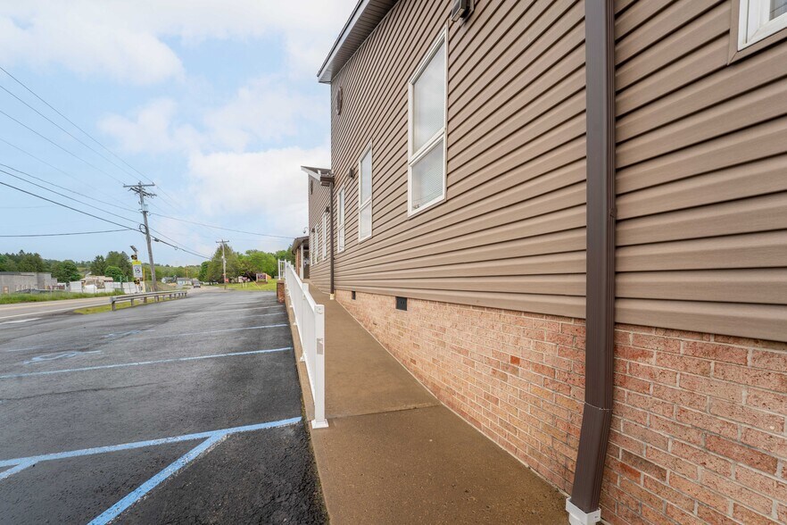 More Photos Of 725 N Pike St, Grafton Office For Sale