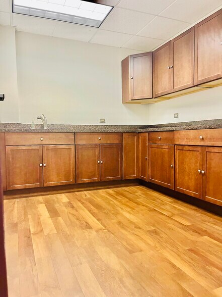 More Photos Of 619 Enterprise Dr, Oak Brook Medical For Lease