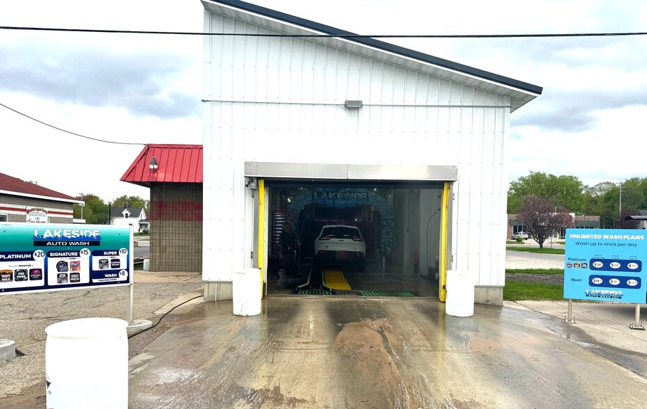 Primary Photo Of 617 N Mitchell St, Cadillac Carwash For Sale