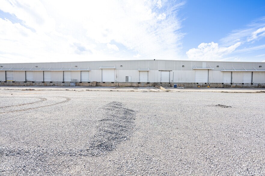 More Photos Of 942 W Park Dr, Selma Warehouse For Sale