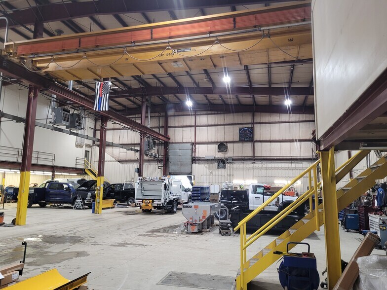 More Photos Of 19 Industrial Park Rd E, Oxford Manufacturing For Lease