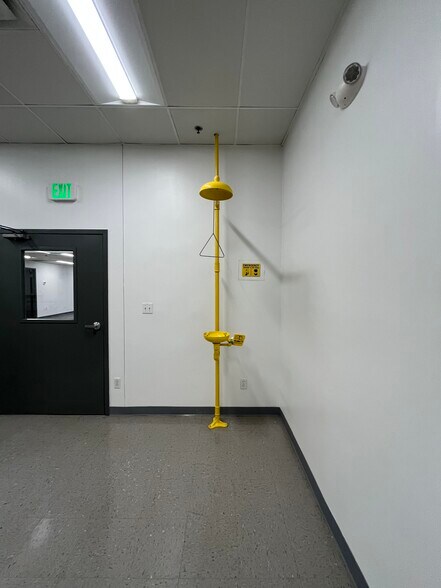 More Photos Of 10 Roessler Rd, Woburn Research And Development For Lease