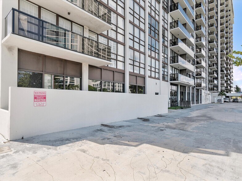 More Photos Of 600 NE 36th St, Miami Apartments For Lease