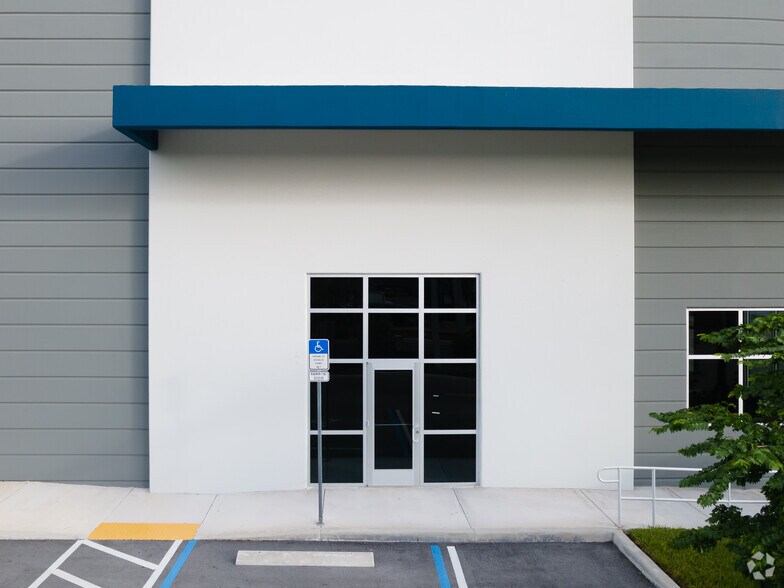 More Photos Of 3303 SW 12th Ave, Fort Lauderdale Distribution For Lease