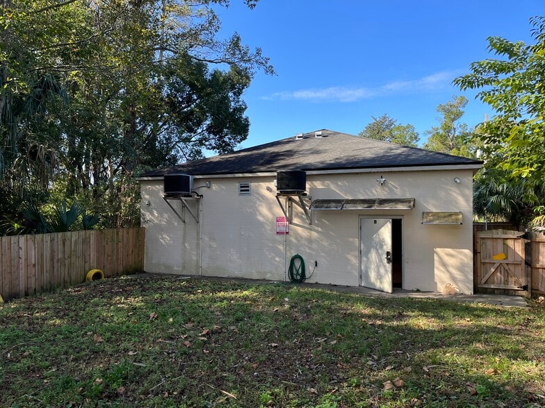 More Photos Of 1343 Lane Ave S, Jacksonville Veterinarian Kennel For Sale