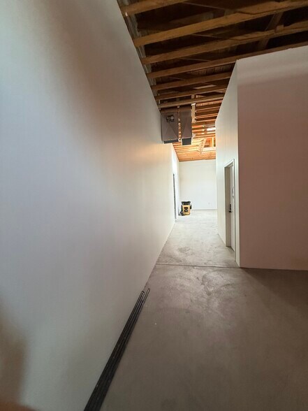 More Photos Of 5025-5035 Melrose Ave, Los Angeles Storefront For Lease