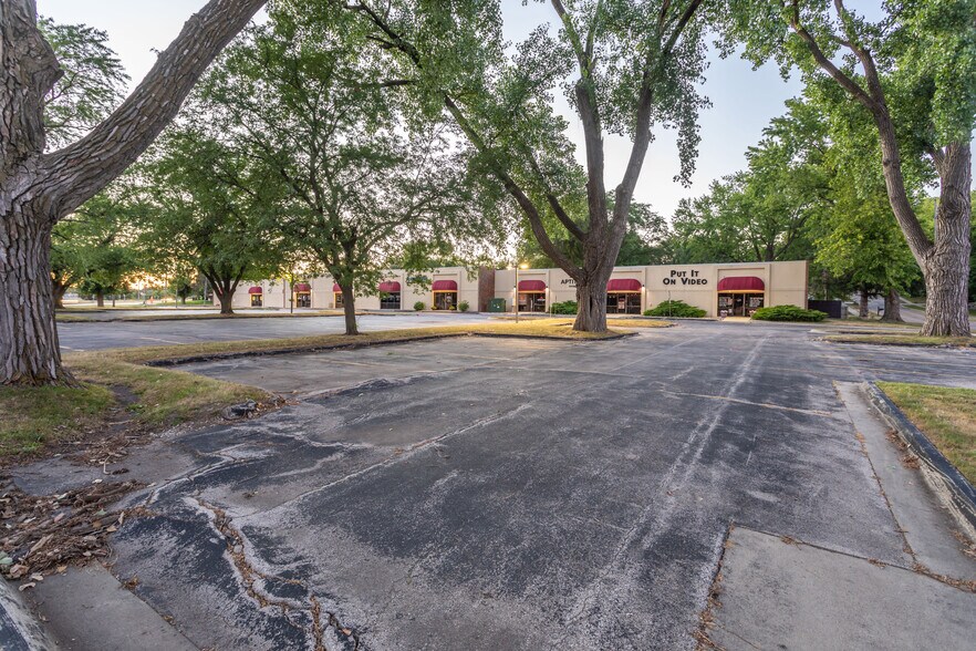 More Photos Of 8033 University Blvd, Clive Office For Lease