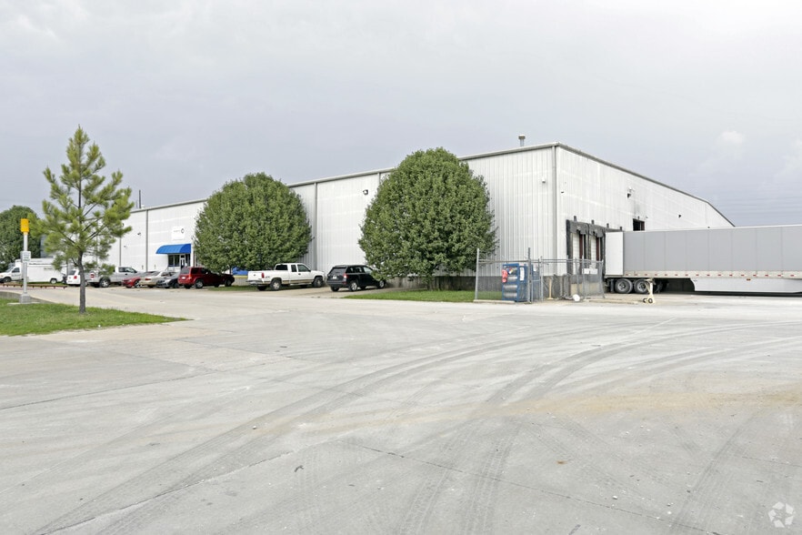 More Photos Of 1421 E 15th St, Fayetteville Warehouse For Lease