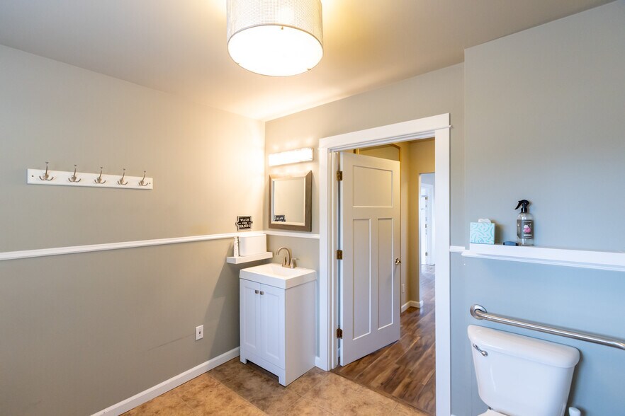 More Photos Of 1215 B St, Hood River Office For Sale