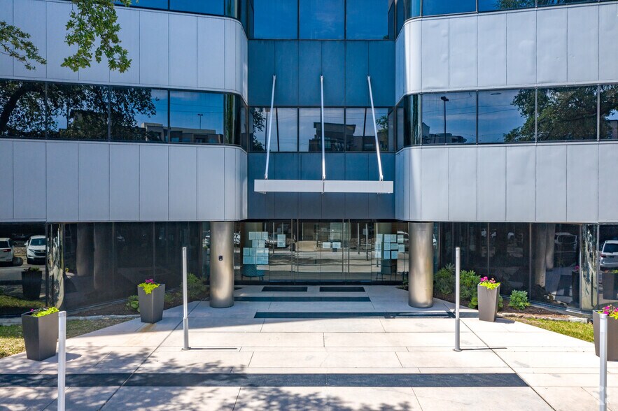 More Photos Of 15400 Knoll Trail Dr, Dallas Office For Lease