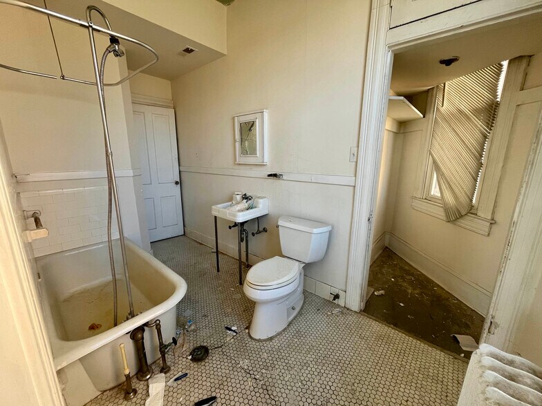 More Photos Of 3818 Roland Ave, Baltimore Office Residential For Sale