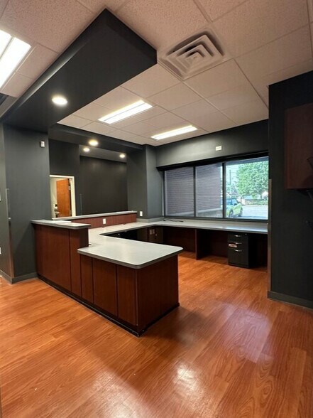 More Photos Of 2011 Grinstead Dr, Louisville Freestanding For Lease