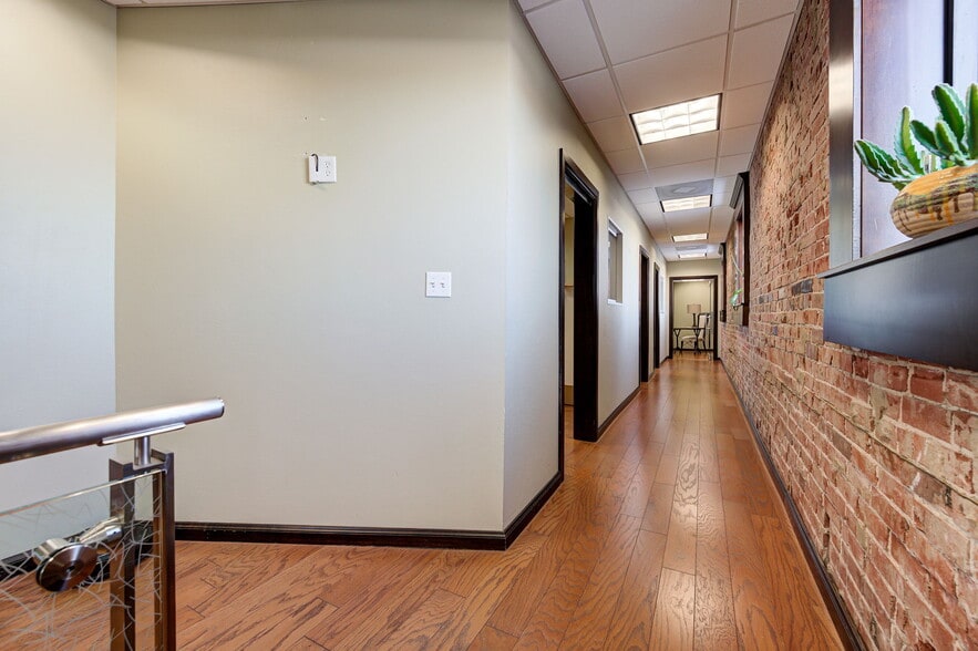 More Photos Of 1008 W Main St, Oklahoma City Office For Lease