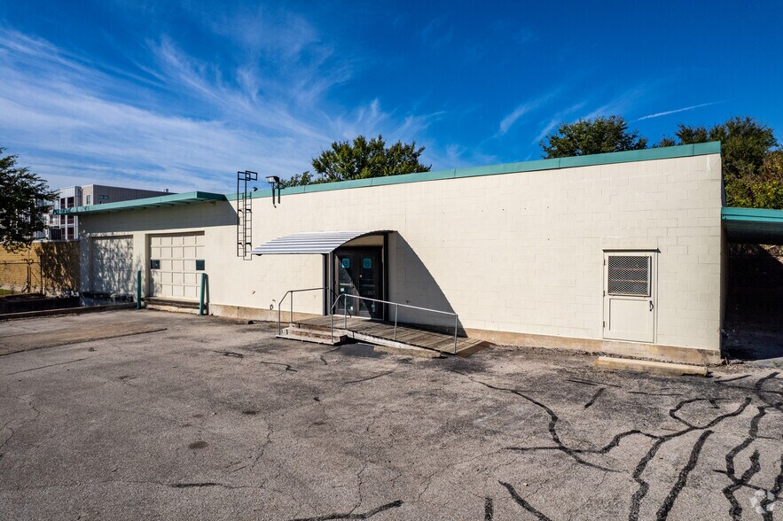 More Photos Of 2008 Alexander Ave, Austin Loft Creative Space For Lease