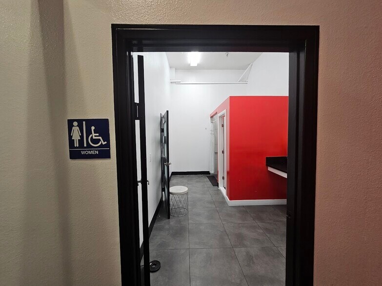 More Photos Of 400 W Pico Blvd, Los Angeles Health Club For Lease