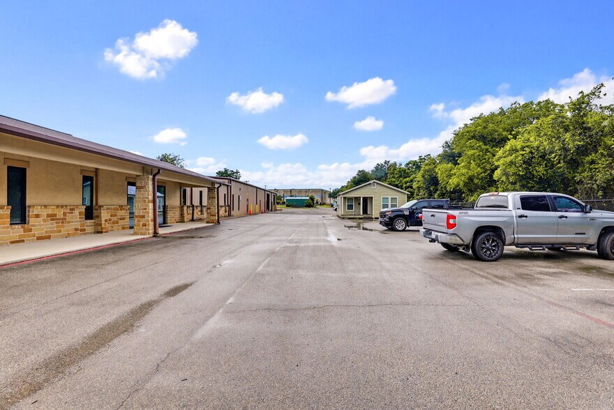 More Photos Of 11550 N North Loop Rd, San Antonio Warehouse For Sale