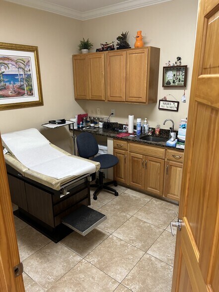 More Photos Of 406 N Indiana Ave, Englewood Medical For Sale