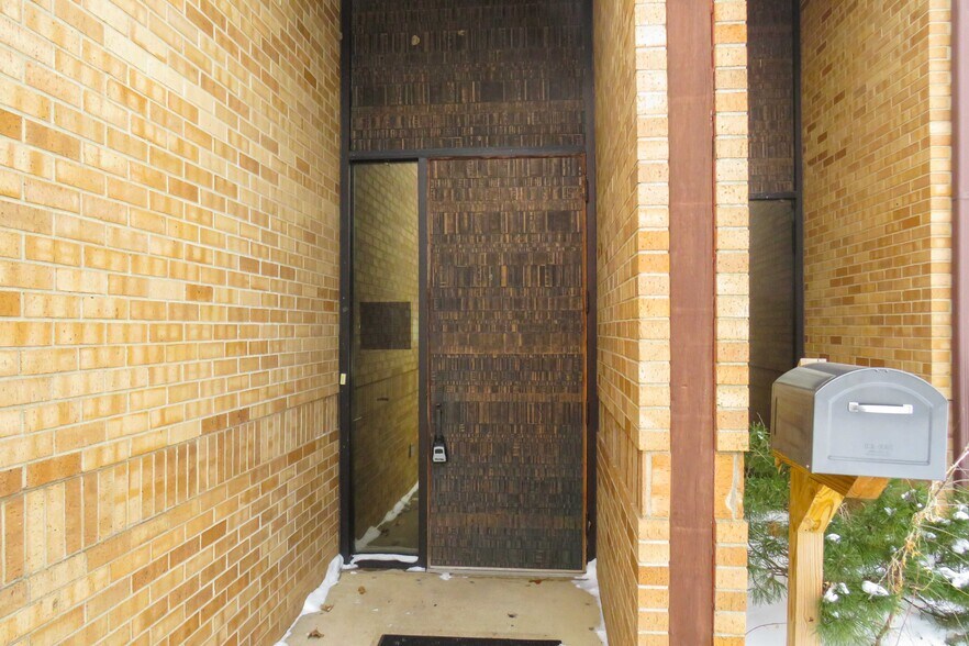 More Photos Of 1245 S Fabrique Dr, Wichita Flex For Sale