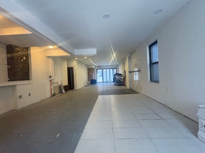 Primary Photo Of 25-89 Steinway St, Astoria Restaurant For Lease