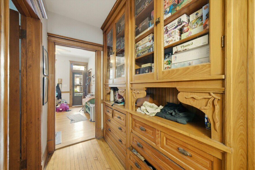 More Photos Of 905 W Fletcher St, Chicago Apartments For Sale