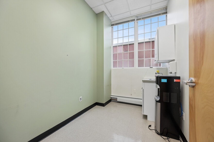 More Photos Of 34 E Somerset St, Raritan Bank For Lease