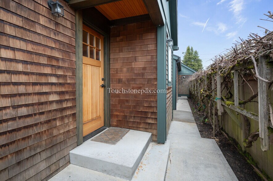 More Photos Of 685 Portland Ave, Gladstone Medical For Lease