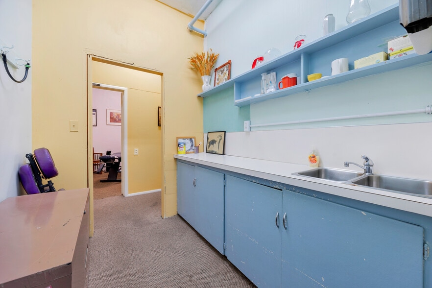 More Photos Of 2037 E Madison St, Seattle Storefront Retail Office For Sale