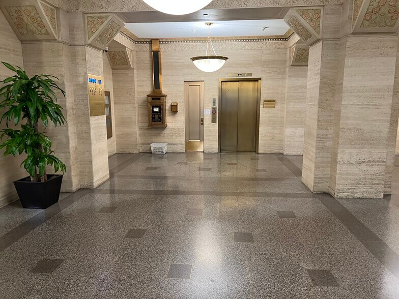 More Photos Of 211 W Wacker Dr, Chicago Office For Lease
