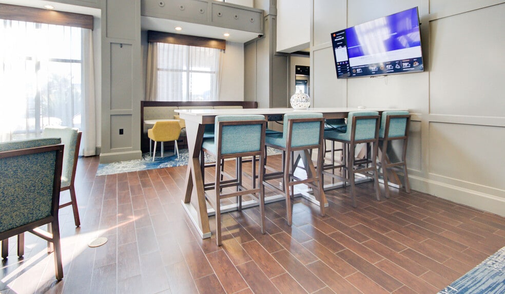 More Photos Of 4617 7th St, Bay City Hotel For Sale