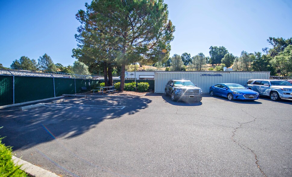More Photos Of 18437 5th Ave, Jamestown Office For Sale
