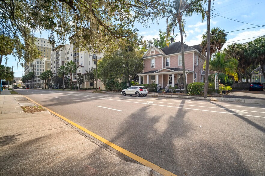 More Photos Of 210 Platt St W, Tampa Coworking Space