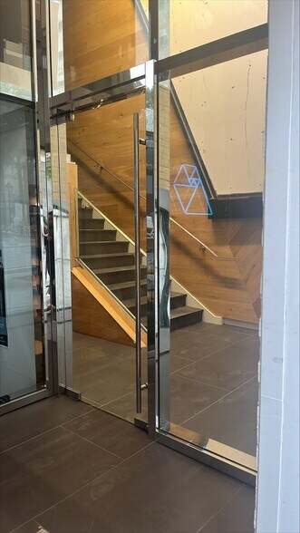 More Photos Of 460-464 Mcgill, Montréal Office For Sale
