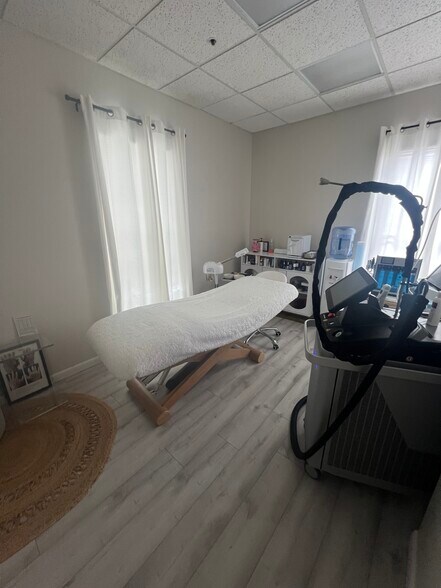 More Photos Of 1219 S East Ave, Sarasota Medical For Lease