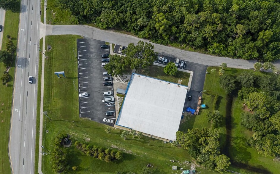 More Photos Of 1919 N Tamiami Trl, North Fort Myers Showroom For Sale