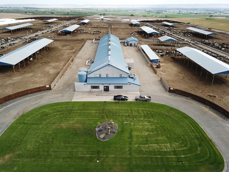 More Photos Of 1400 Lewandowski Rd, Sunnyside Specialty For Sale