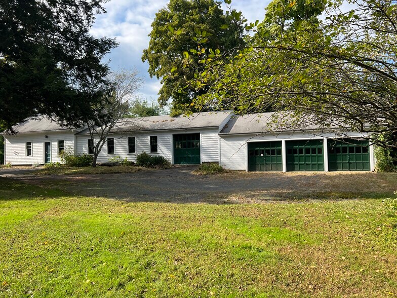 More Photos Of 2 Winslow pl, Simsbury Light Distribution For Sale