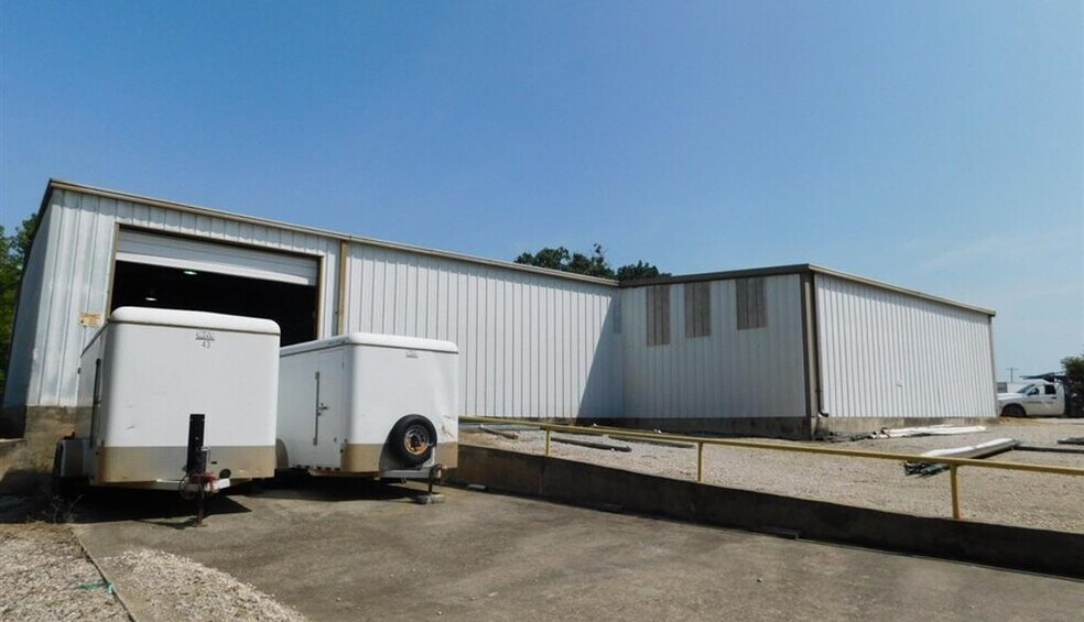 More Photos Of 621 Industrial dr, Ardmore Industrial For Lease