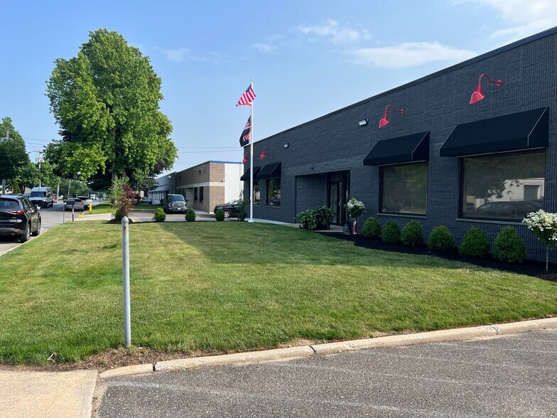 More Photos Of 80 Otis St, West Babylon Warehouse For Lease