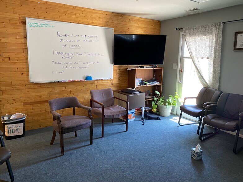 More Photos Of 1455-1463 W Center St, Orem Showroom For Lease